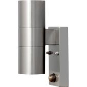 De Modena is een metalen wandlamp met een bewegingssensor en transparant acrylglas. Het wandarmatuur is 20cm hoog en voorzien van twee E27 fittingen.
